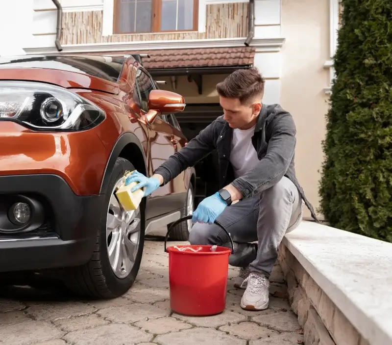 Lavage auto à domicile Saint-Hippolyte-du-Fort : professionnel intervenant sur un véhicule